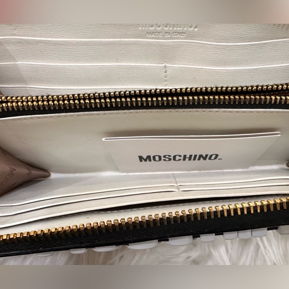 Authentic MOSCHINO WALLET - Picture 5 of 8
